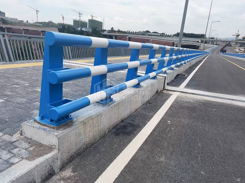 水泥隔離墩護(hù)欄與道路排水系統(tǒng)的結(jié)合